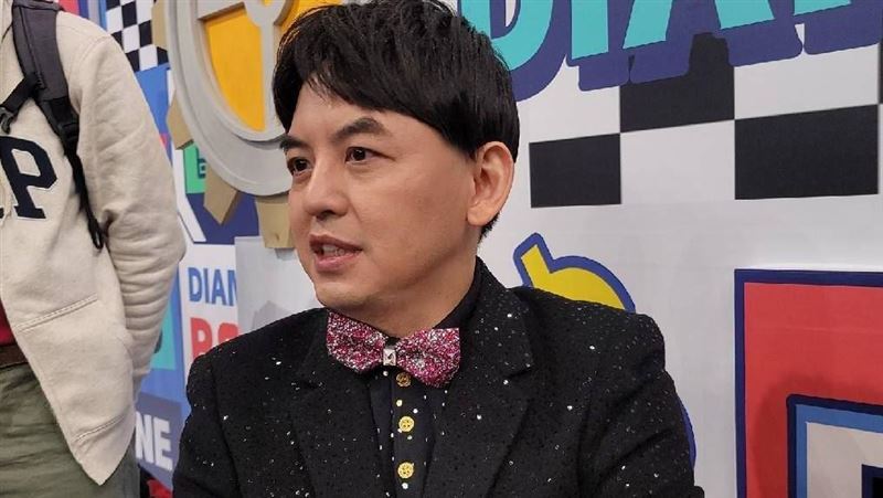  黄子佼




 